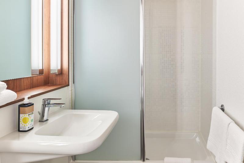 Pop Room with a double bed image 3