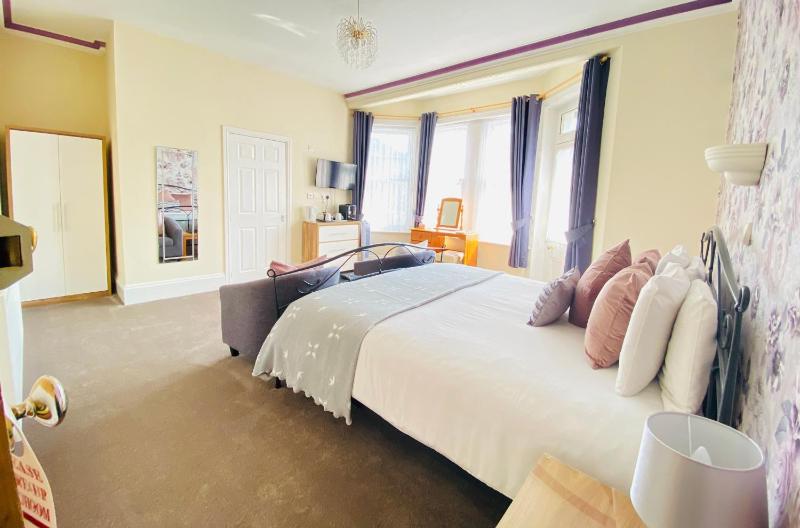 Super King Room With Balcony image 2