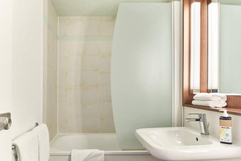 Pop room with 2 single beds image 4