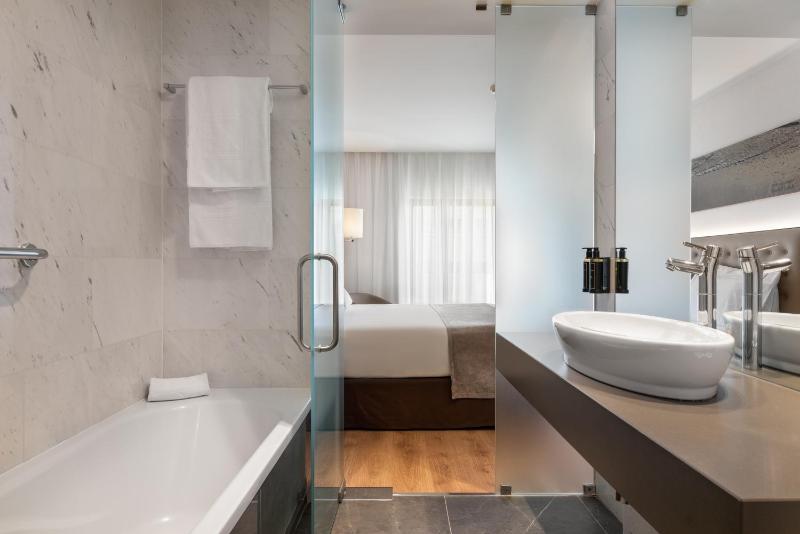 Double or Twin Room image 3