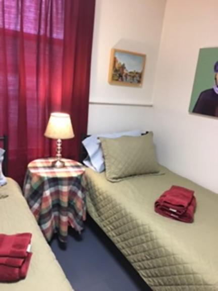 Small Twin Room image 4