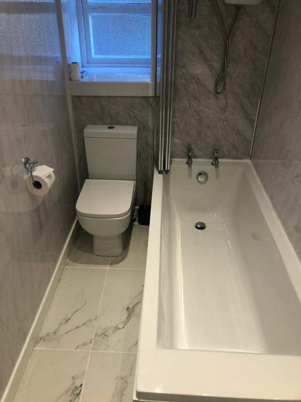 Twin Room with Bathroom image 3