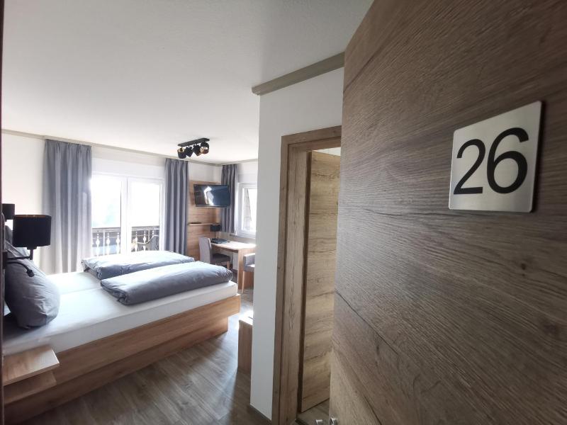 Double Room with Balcony image 4