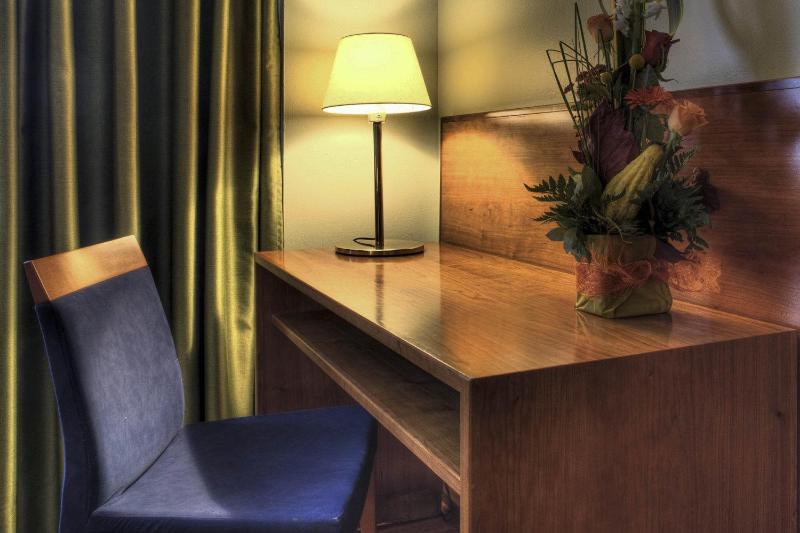 Double or Twin Room image 4