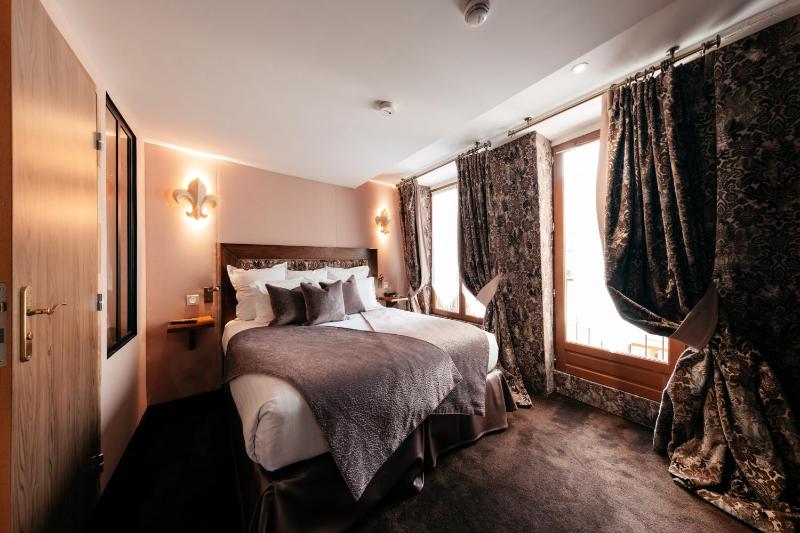 Double Room with Balcony image 1