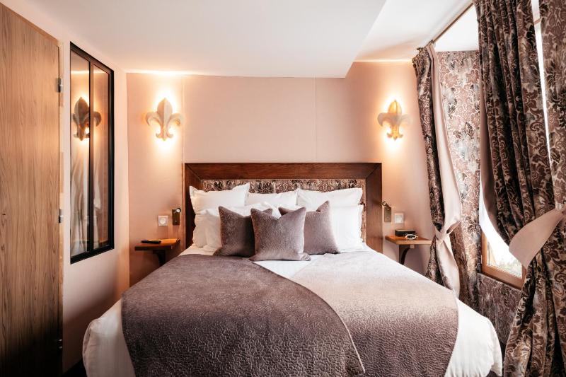 Double Room with Balcony image 4