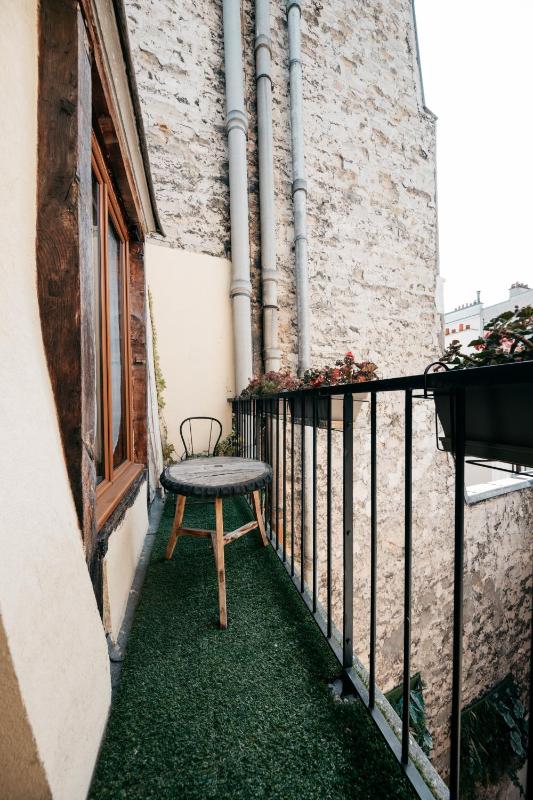 Double Room with Balcony image 2