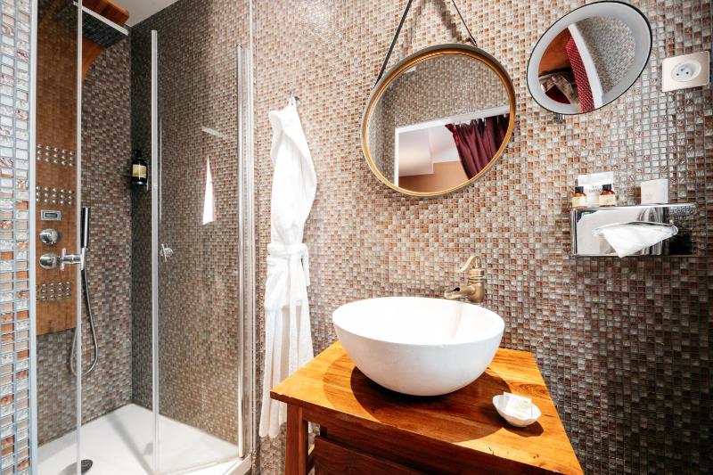 Double Room with Round Bed image 3