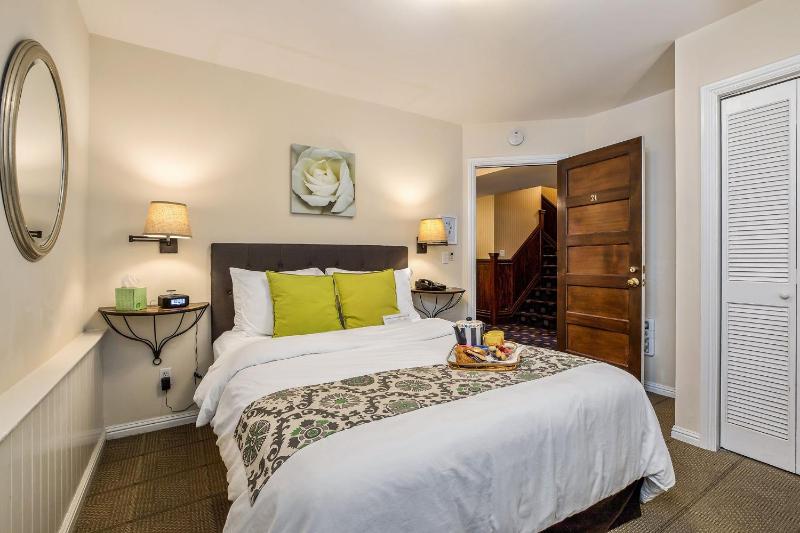 Budget Double Room image 3