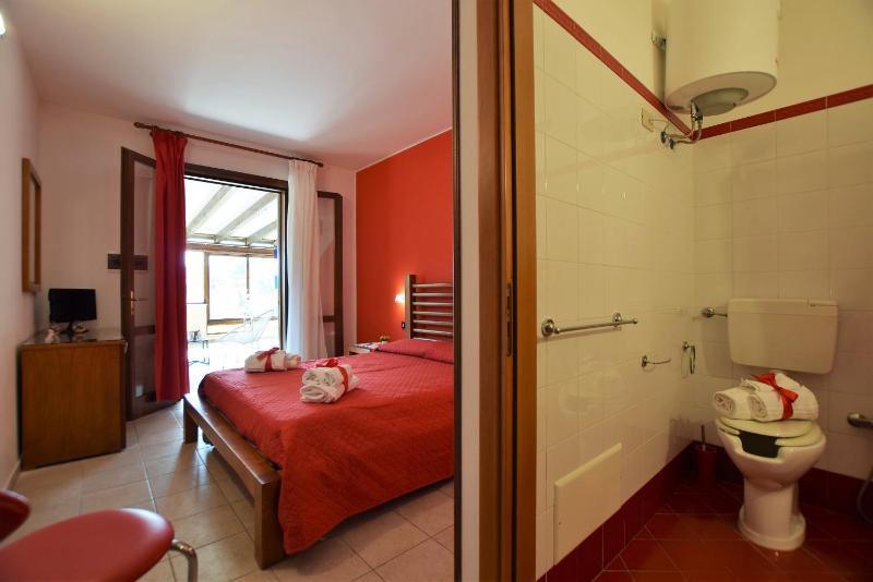 Economy Double Room image 3