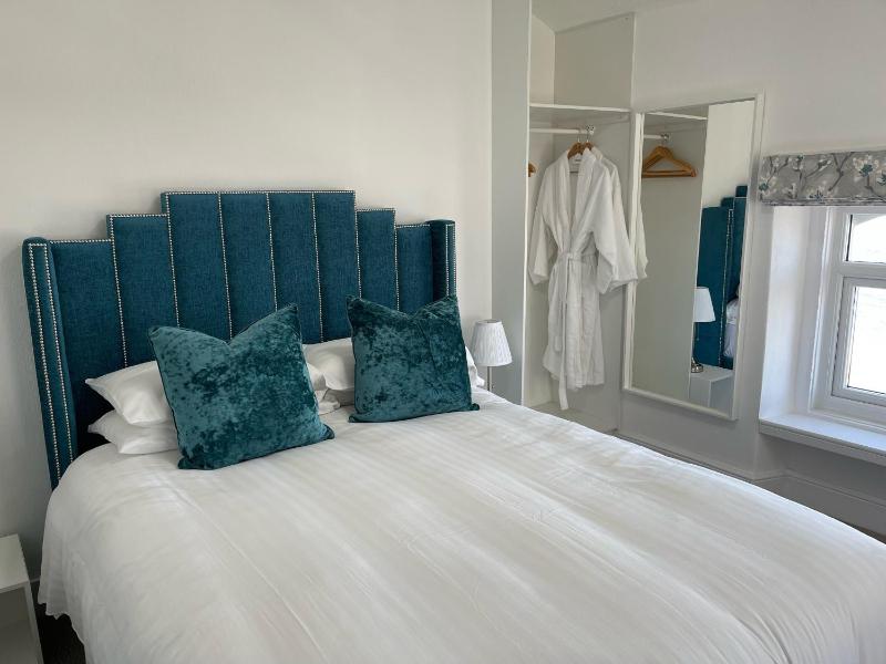 Deluxe Suite with Sea View image 3