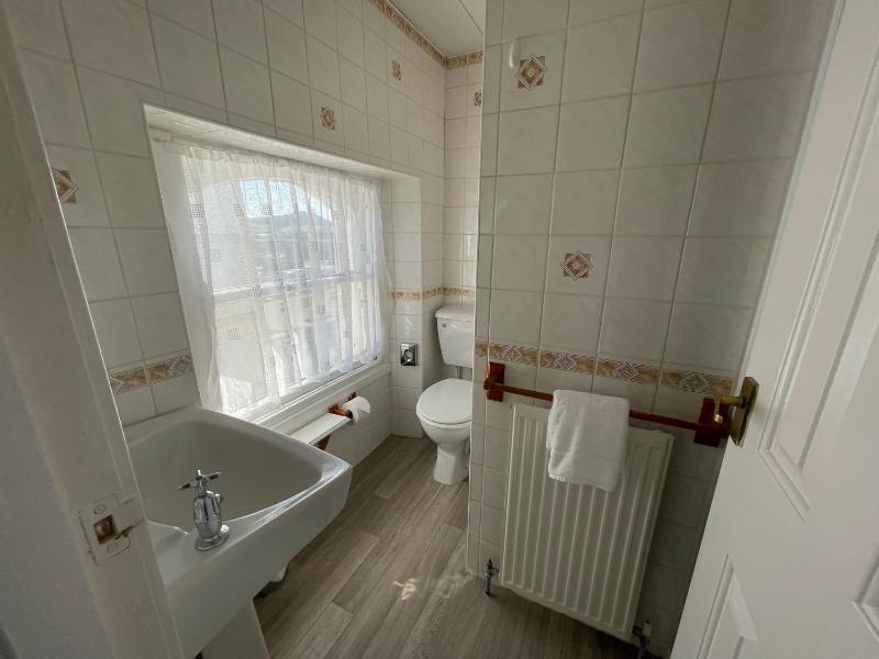 Single Room - En Suite image 4