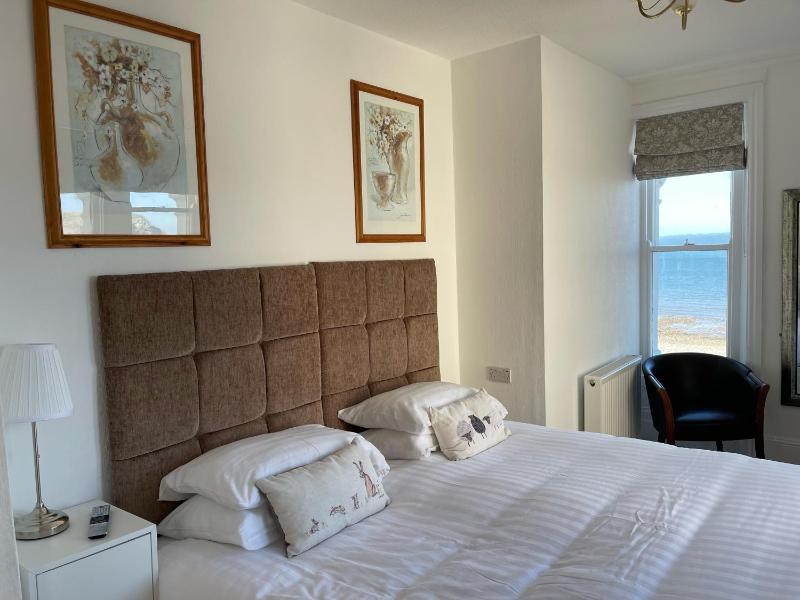 Twin Room with Sea View image 3