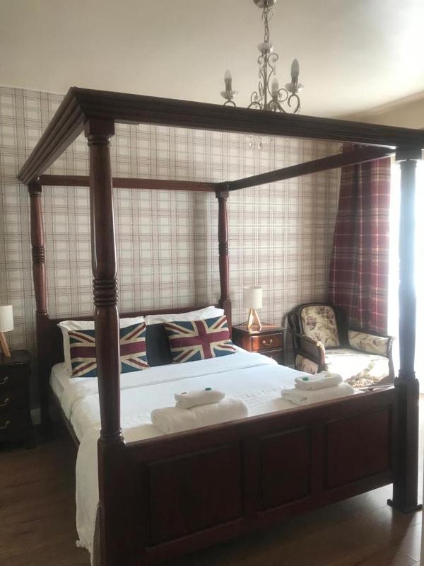 Superior Double Room with Four Poster Bed image 1