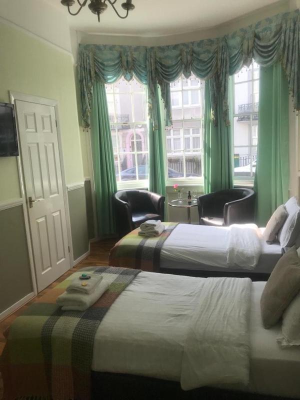 Superior Twin Room image 1