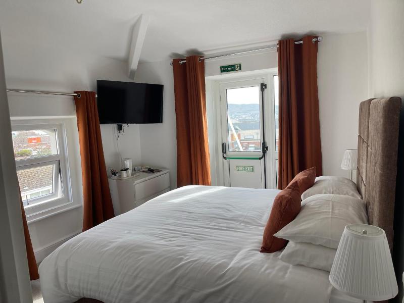 Double or Twin Room with Partial Sea View image 4