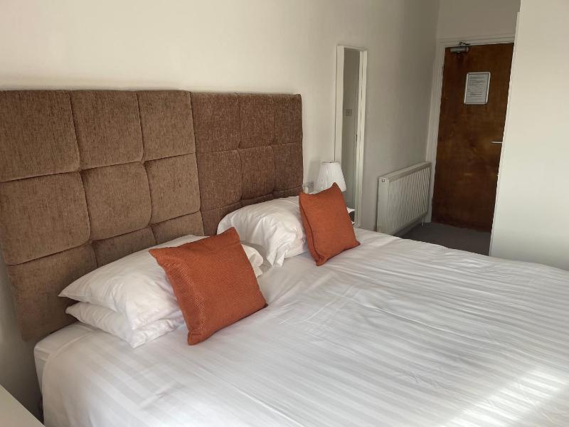 Double or Twin Room with Partial Sea View image 1