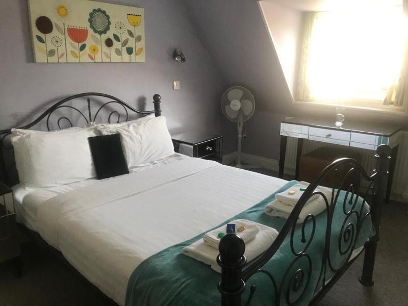 Small Double Room image 1