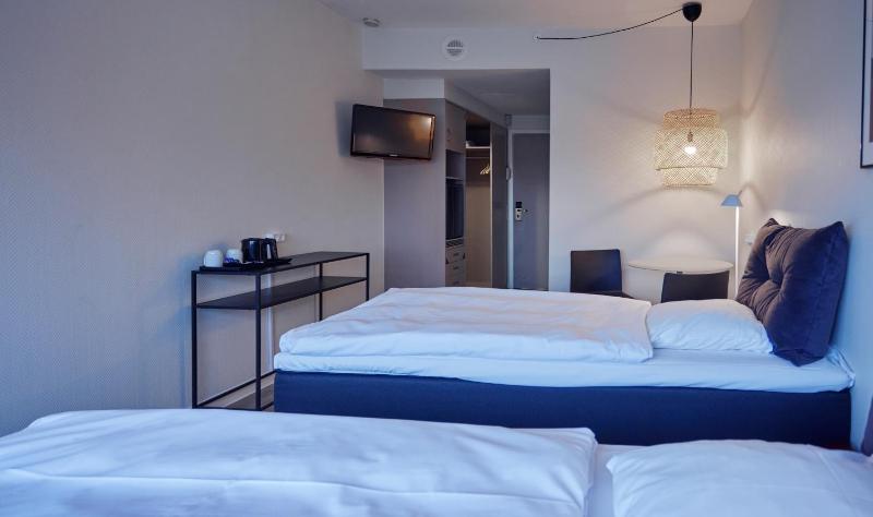 Twin Room with City View image 3