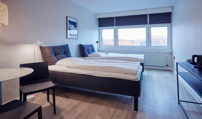 Twin Room with City View image 1
