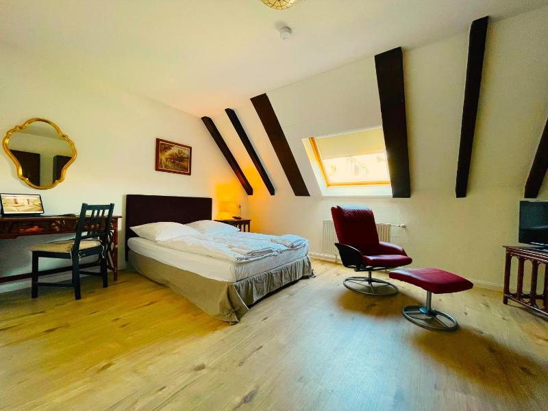 Standard Double Room image 4