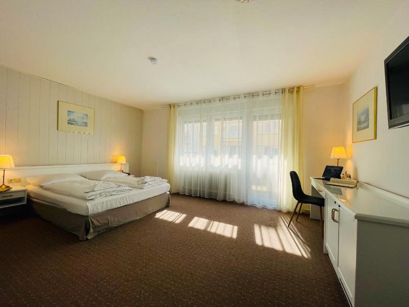 Double Room with Balcony image 3