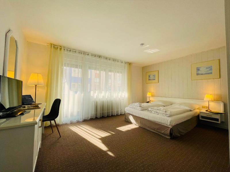 Double Room with Balcony image 2
