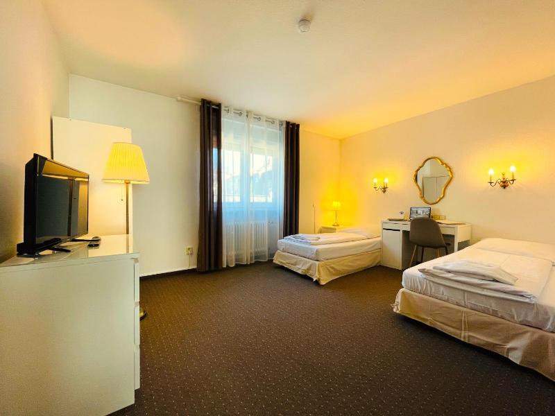 Twin Room image 4