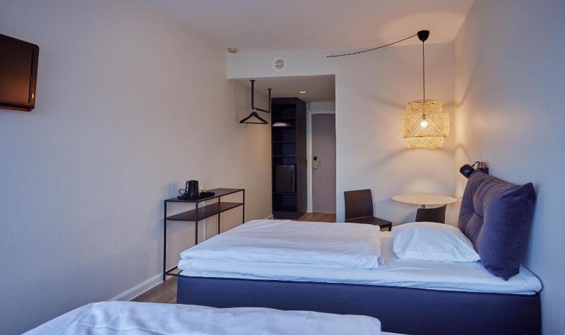 Standard Twin Room with Sea View image 2