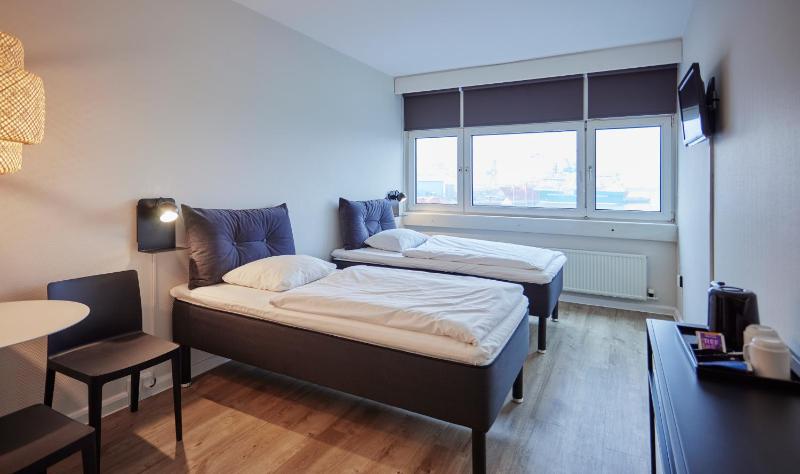 Standard Twin Room with Sea View image 1
