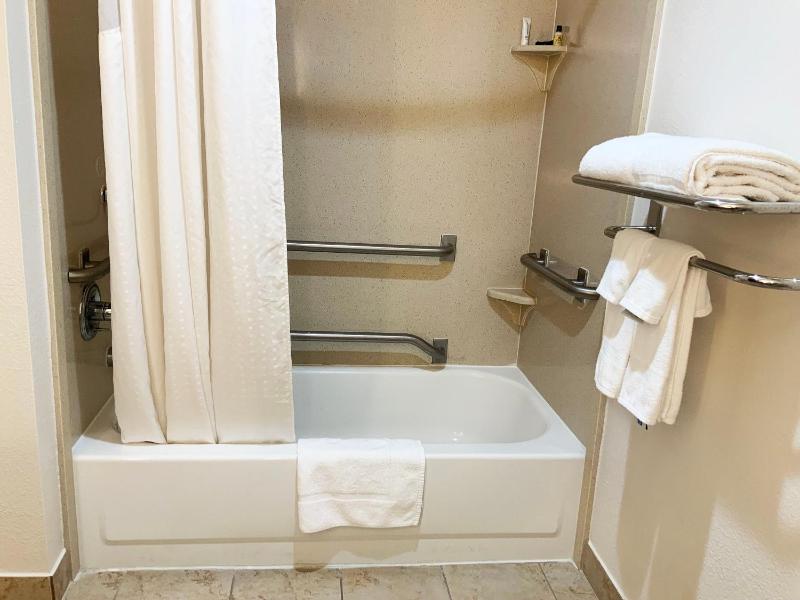 Queen Room with Two Queen Beds - Mobility Access/Non-Smoking image 3