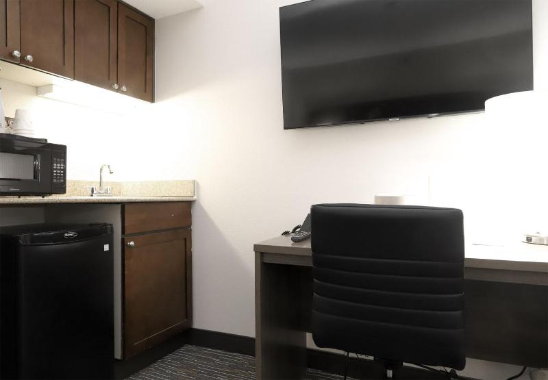 Deluxe King Room - Mobility Access/Non-Smoking image 3