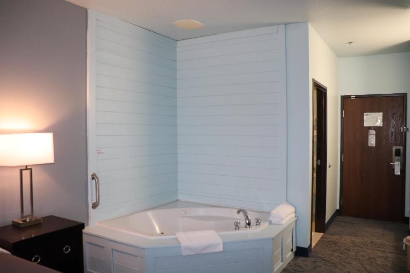 Single Room With Single King Bed with Jacuzzi tub- No Pets Allowed image 3