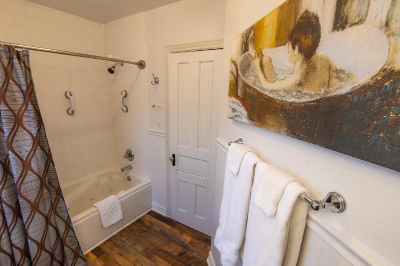 Queen Room image 4