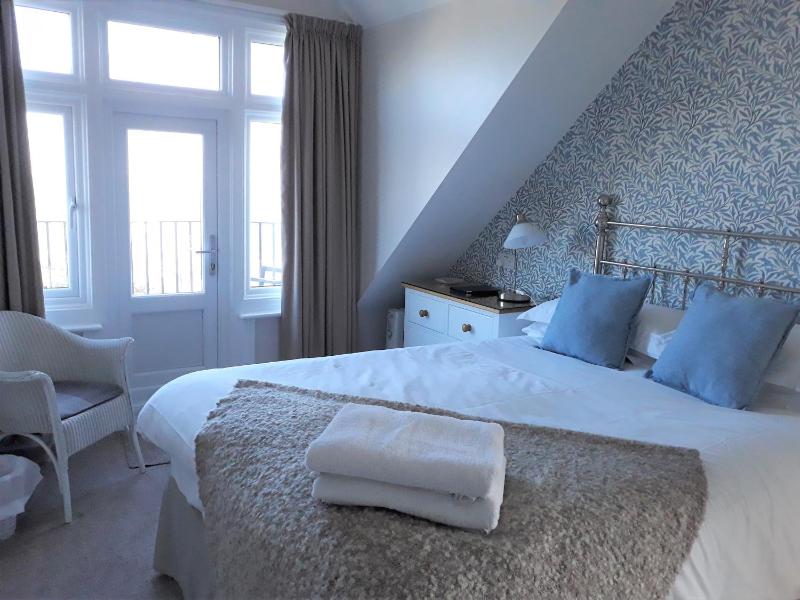 Double Room with Balcony and Sea View image 3