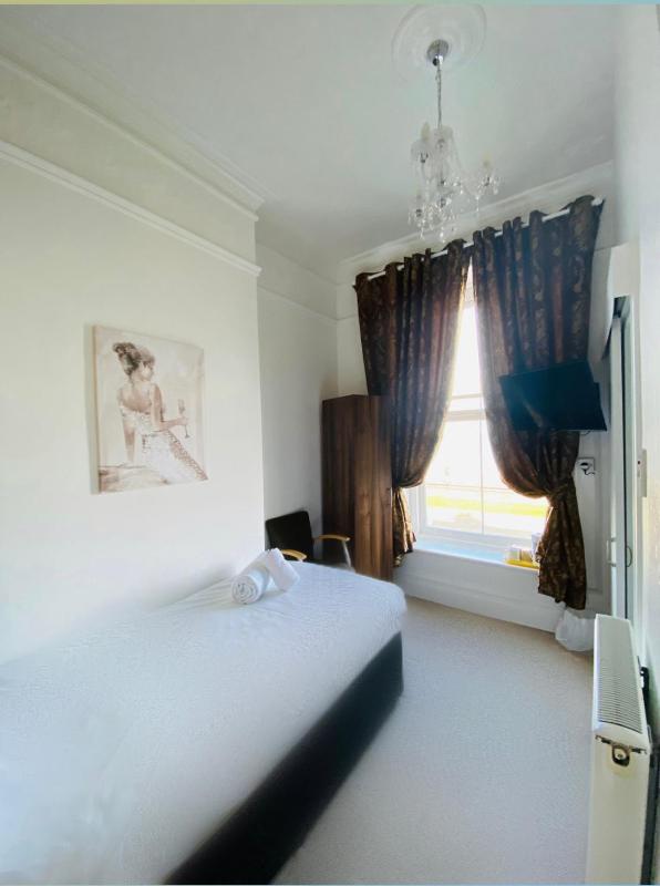Single Room with Sea View image 4