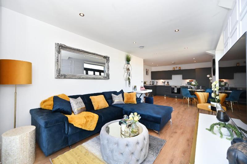 Spacious Designer 2BR Executive Apt, Near Beach & Marina, Central Location Images