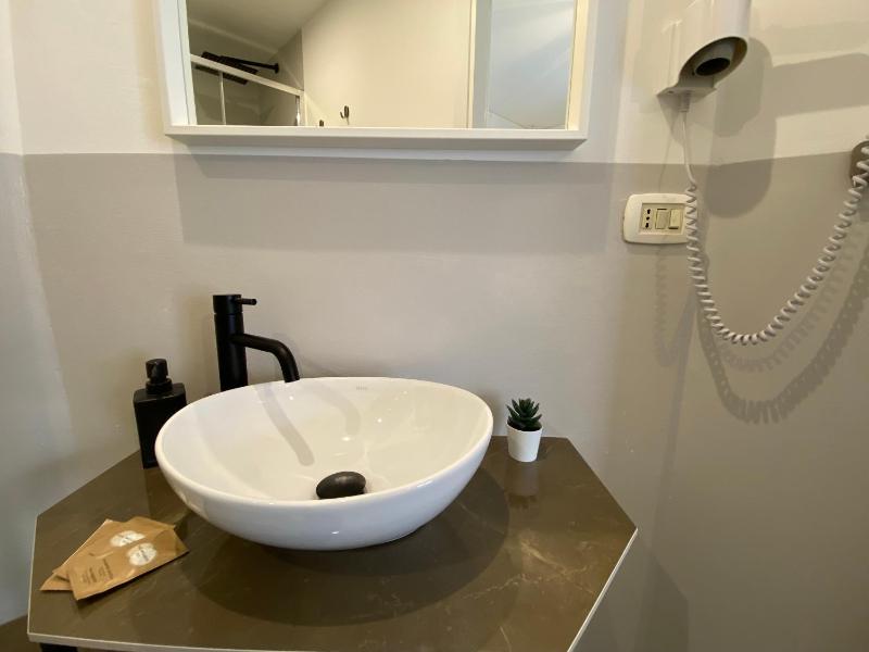 Standard King Room image 4