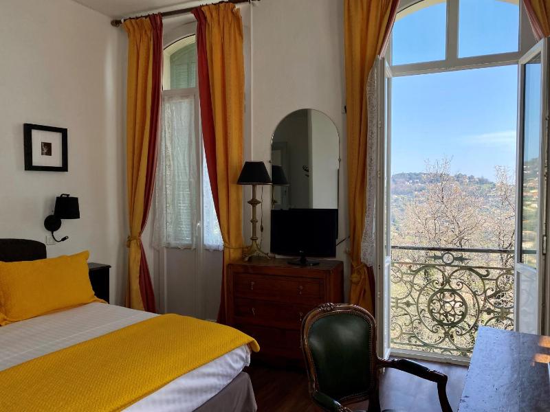Deluxe Double Room with Balcony image 4