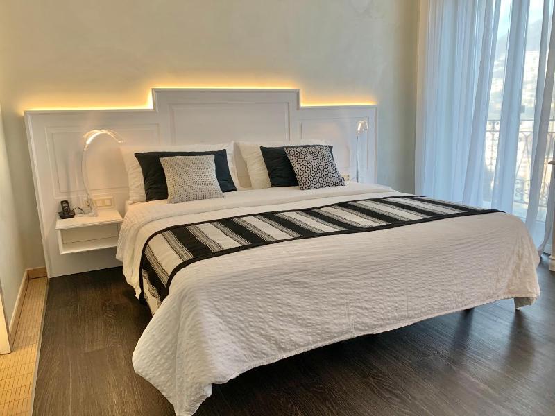 Superior Plus Twin Room with Lake View image 3
