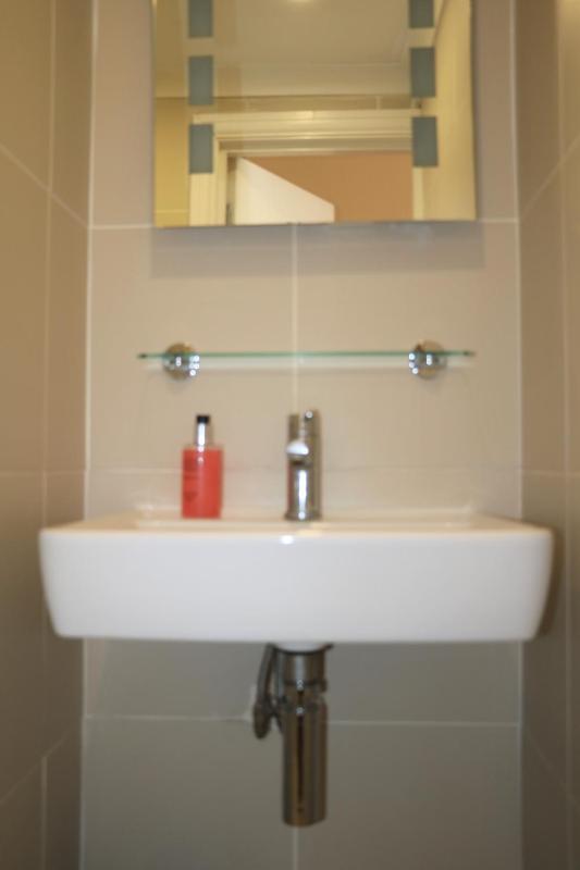 Family Room (4 Adults) image 3