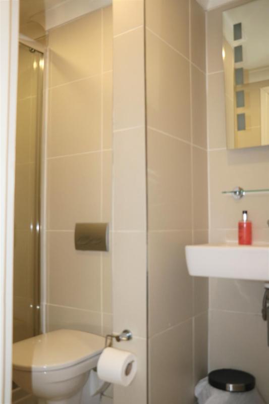 Family Room (4 Adults) image 2