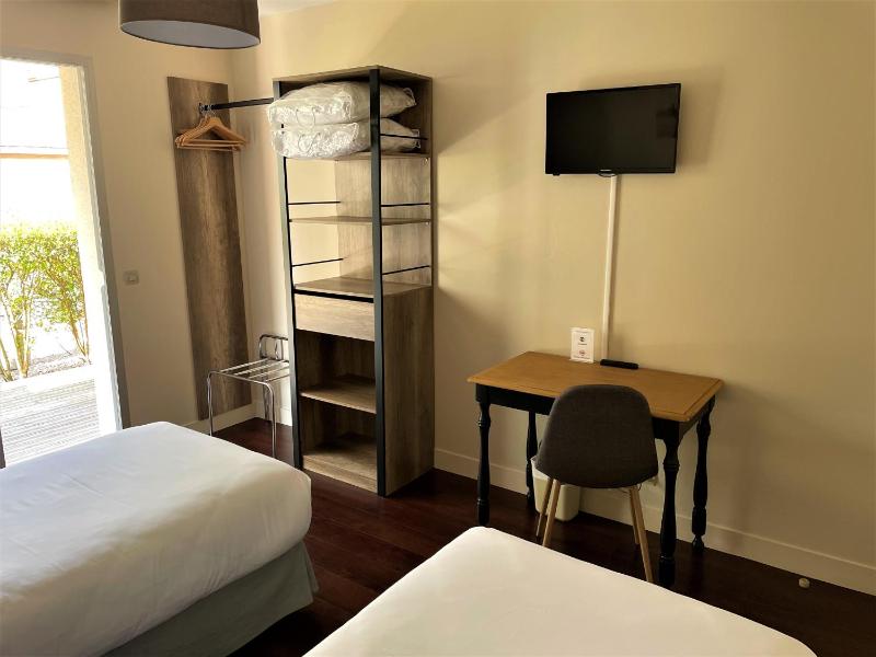Twin Room with Bath image 3