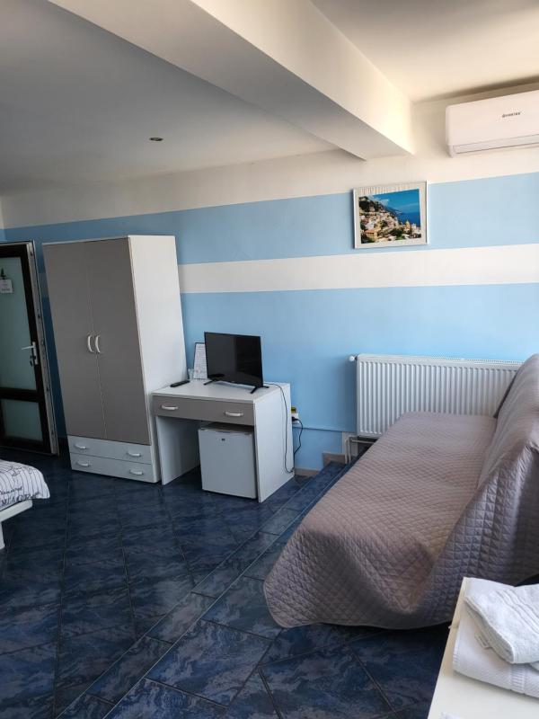 Deluxe Room (2 Adults + 1 Child) image 2