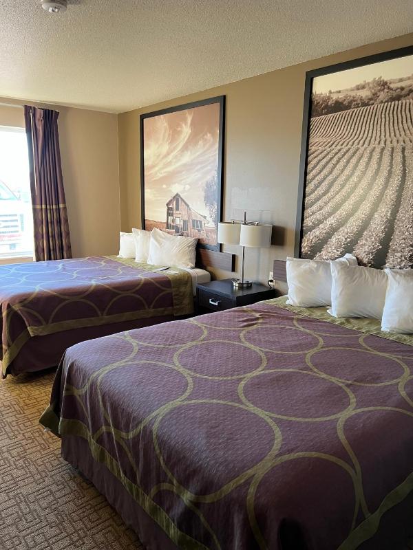Queen Room with Two Queen Beds - Non-Smoking image 3