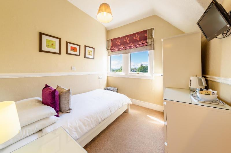 Single Room with Bath image 4