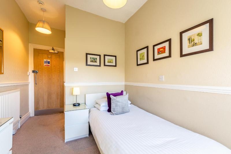 Single Room with Bath image 3