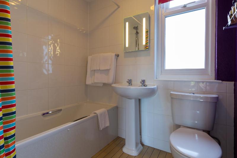 Deluxe King Room image 3