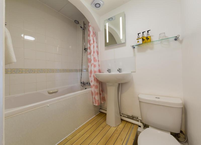 Single Room with Bath image 2