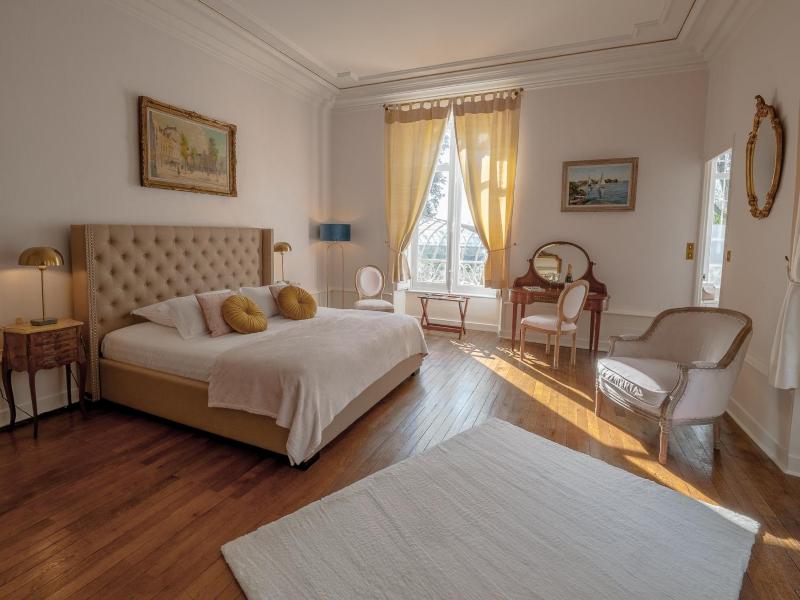 Deluxe Double Room with Bath image 4